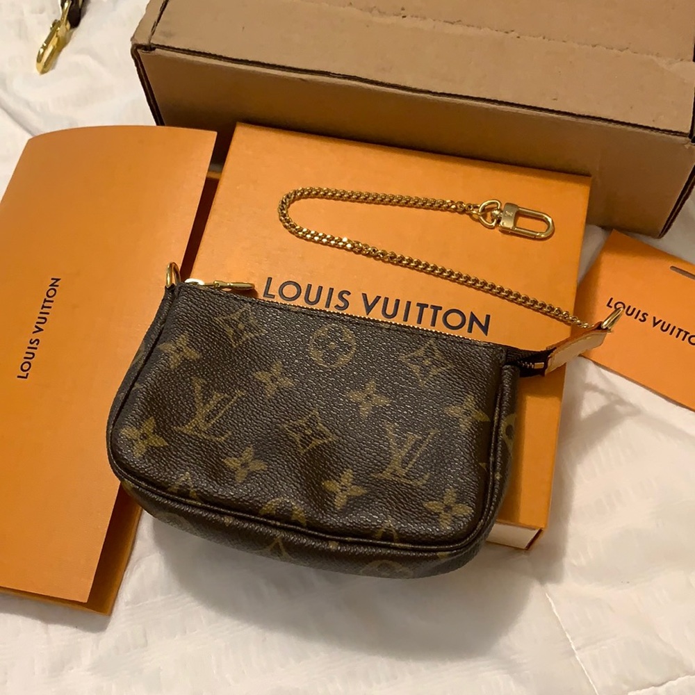 Beautiful Mini Pochette. Excellent used condition with minor signs of wear.